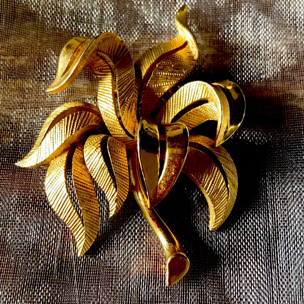 RARE 1960 Crown Trafari leafs flower brooch